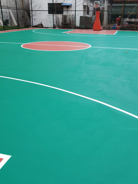 米东 球场长期使用易出现地面开裂